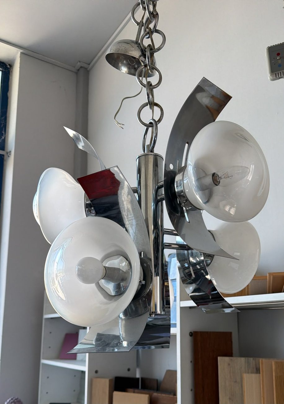 Lampadario in metallo cromato e vetro degli anni Settanta pronto per la vendita
