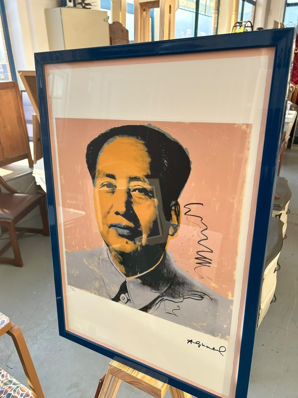 Serigrafia d'autore firmata e incorniciata esposta su cavalletto in negozio