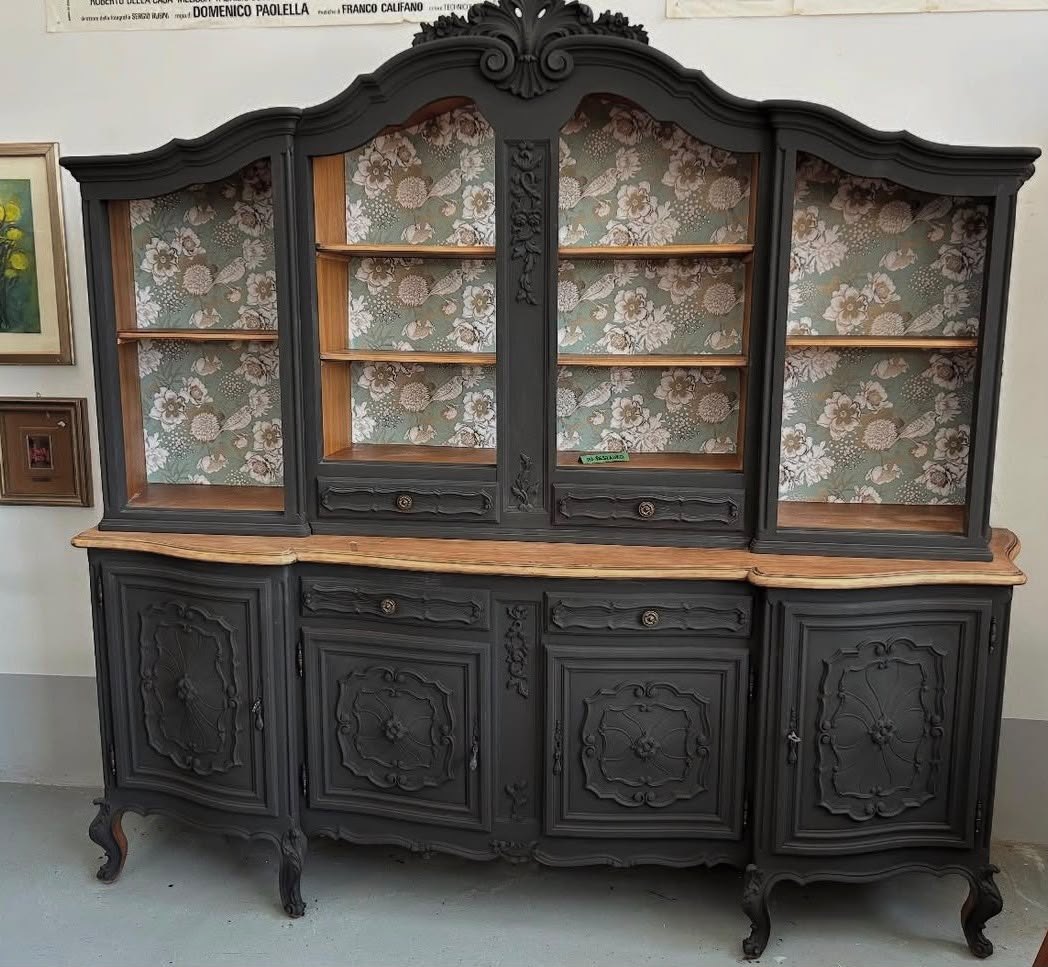 Credenza in stile Luigi XV riverniciata in grigio antracite con piano in legno naturale dopo il recupero